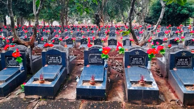 Nghĩa trang Liệt sĩ huyện Lộc Ninh, tỉnh Bình Phước có hàng trăm mộ liệt sĩ chưa được định danh do thiếu thông tin.