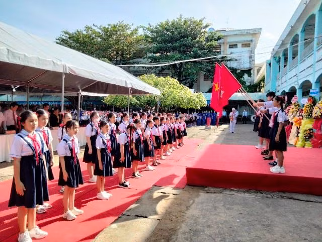 Học sinh Trường Tiểu học Hồng Bàng thực hiện nghi thức chào cờ khai giảng năm học mới, sáng 3/9.