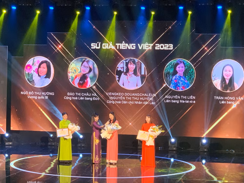 Các sứ giả tiếng Việt ở nước ngoài chia sẻ cảm xúc tại Lễ trao giải. Các sứ giả tiếng Việt ở nước ngoài chia sẻ cảm xúc tại Lễ trao giải.