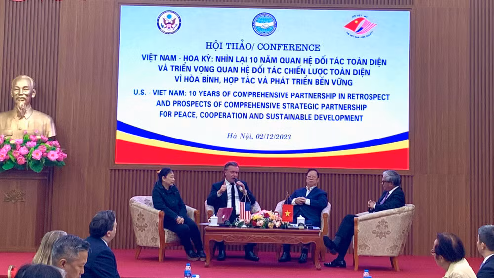 Các diễn giả trao đổi tại hội thảo.