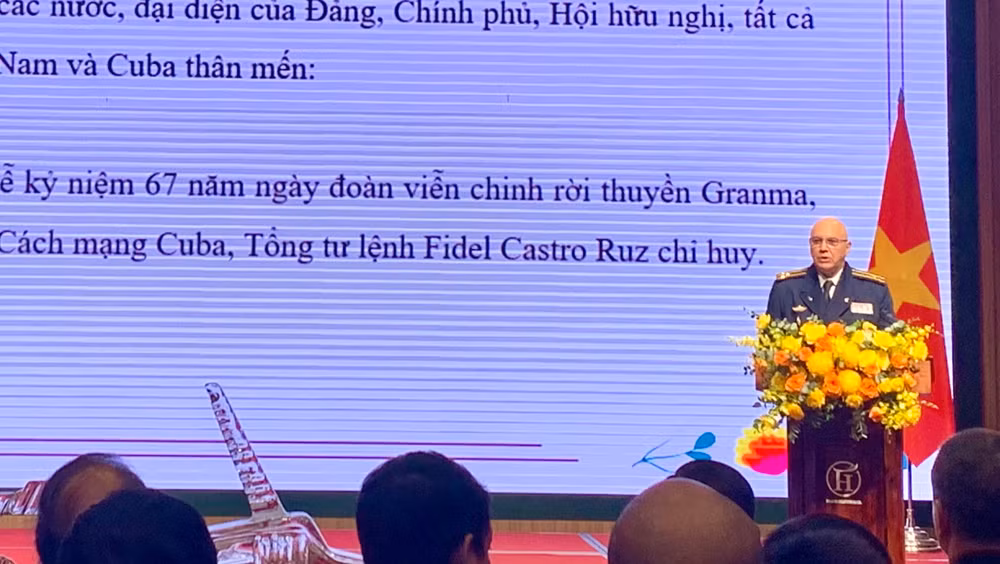 Đại tá Roman Jimenez Ortega chia sẻ ý kiến tại buổi lễ.