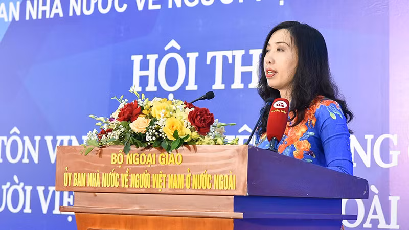Thứ trưởng Ngoại giao, Chủ nhiệm Ủy ban Nhà nước về người Việt Nam ở nước ngoài Lê Thị Thu Hằng phát biểu ý kiến.