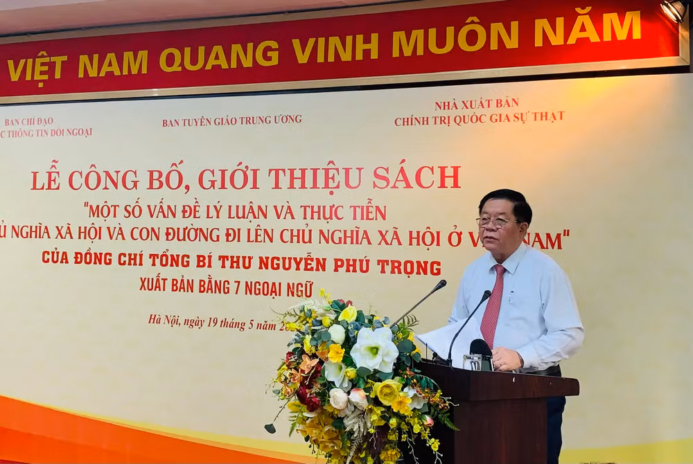 Đồng chí Nguyễn Trọng Nghĩa phát biểu ý kiến tại buổi lễ.