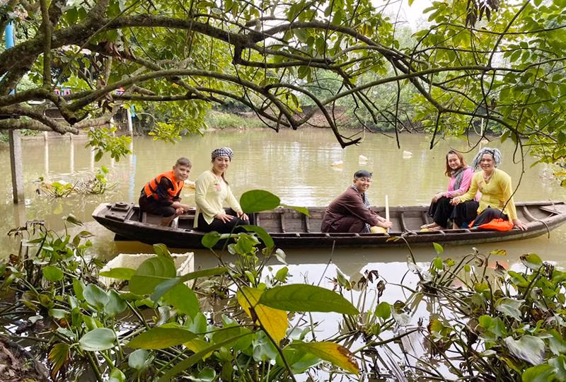 Khách du lịch tại cù lao Mây (Vĩnh Long). (Ảnh LAN ANH)