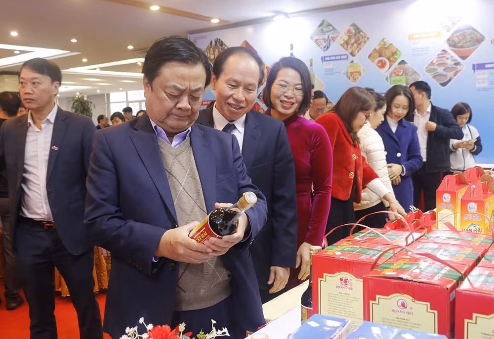 Bộ trưởng Lê Minh Hoan đi thăm các gian hàng OCOP trưng bày tại Hội nghị.