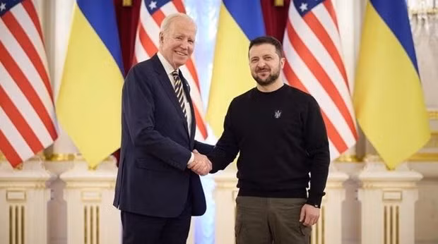 Tổng thống Mỹ Joe Biden (trái) và Tổng thống Ukraine Volodymyr Zelensky tại Kiev ngày 20/2. (Ảnh: Guardian)