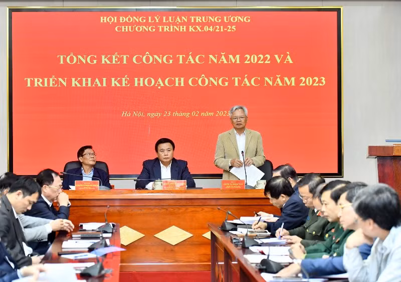 GS, TS Tạ Ngọc Tấn trình bày Báo cáo tổng kết năm 2022 và Kế hoạch năm 2023 Chương trình KX.04/21-25. (Ảnh: ĐĂNG KHOA)