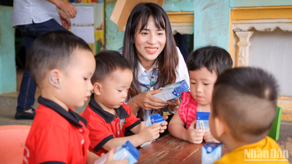 Trẻ em thích thú dùng sản phẩm TH.
