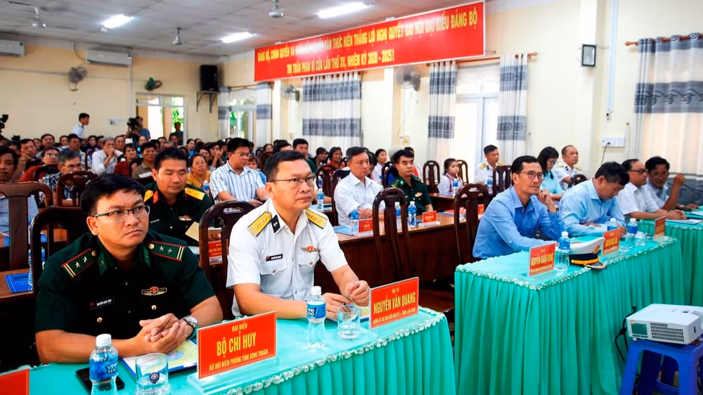 Hơn 200 đại biểu và bà con ngư dân tham dự chương trình. 
