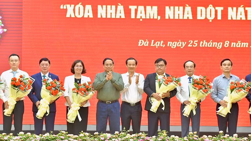 Thủ tướng Phạm Minh Chính tặng hoa chúc mừng các doanh nghiệp tài trợ cho Chương trình "Xoá nhà tạm, nhà dột nát" trên địa bàn tỉnh Lâm Đồng. (Ảnh: Thanh Giang)