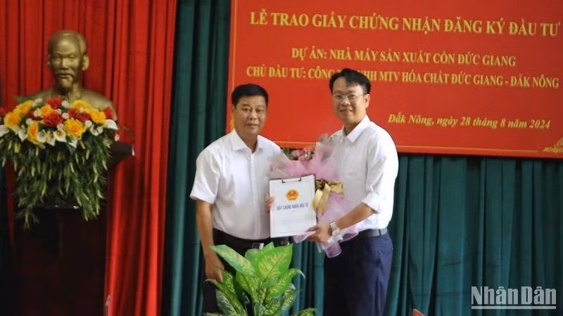 Trưởng Ban Quản lý các khu công nghiệp Đắk Nông Phạm Đình Tuấn trao giấy chứng nhận đăng ký đầu tư cho Công ty TNHH MTC Hóa chất Đức Giang - Đắk Nông.