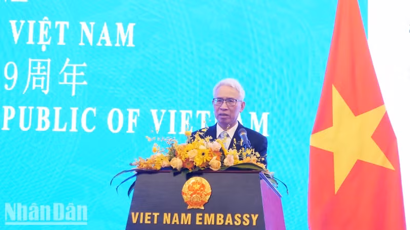 Đại sứ Phạm Sao Mai phát biểu tại buổi lễ.