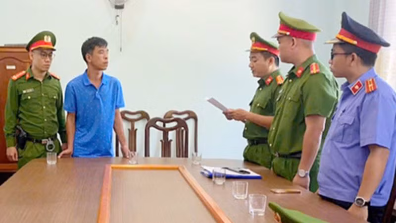 Cơ quan Cảnh sát điều tra Công an thành phố Hội An tống đạt các Quyết định khởi tố bị can, bắt tạm giam đối với ông Lương Văn Thuấn. 
