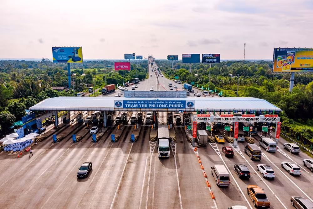 Thu phí không dừng tại Trạm thu phí Long Phước. Thu phí không dừng tại Trạm thu phí Long Phước.