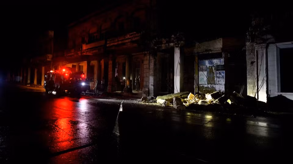 Bão Rafael gây sự cố mất điện ở thủ đô Havana. Ảnh: Reuters.