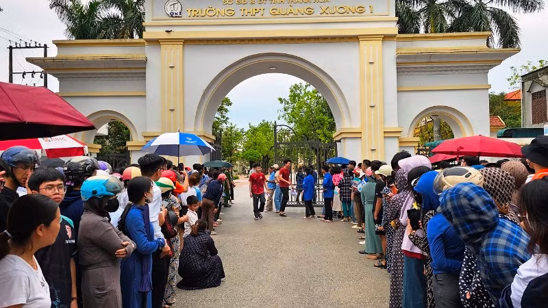 Thí sinh rời khỏi địa điểm thi trong chờ đón của phụ huynh.