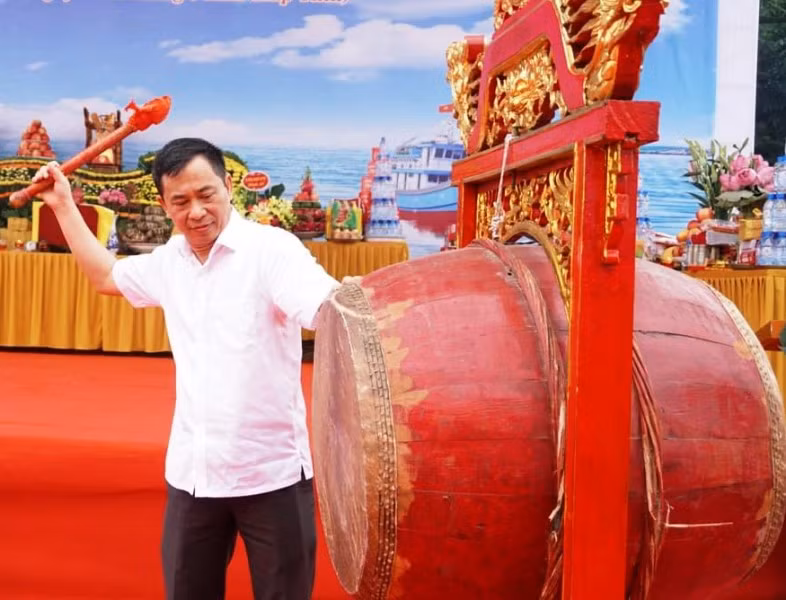 Lãnh đạo thành phố Sầm Sơn nổi trống khai hội.