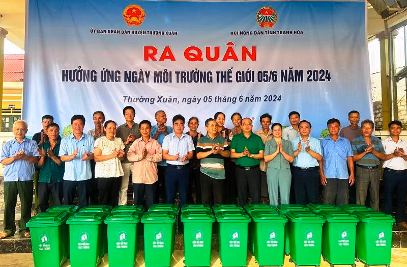 Hội Nông dân tỉnh Thanh Hóa tặng thùng chứa rác cho nông dân ở huyện Thường Xuân. Hội Nông dân tỉnh Thanh Hóa tặng thùng chứa rác cho nông dân ở huyện Thường Xuân.