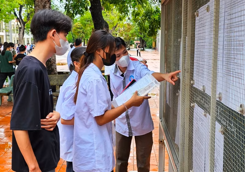 Các thí sinh xem sơ đồ phòng thi, khu vực thi.