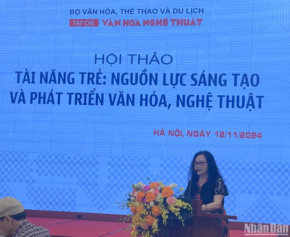 GS, TS Lê Thị Hoài Phương tham luận. GS, TS Lê Thị Hoài Phương tham luận.