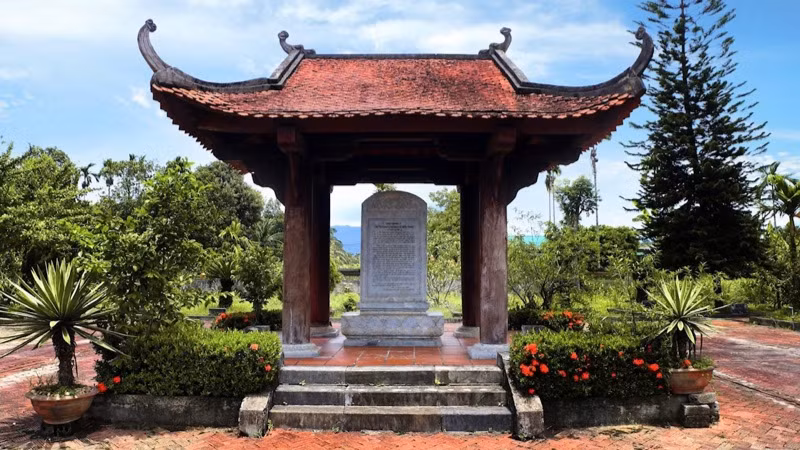 Bia ghi danh đại danh y Hải Thượng Lãn Ông Lê Hữu Trác tại tỉnh Hà Tĩnh.