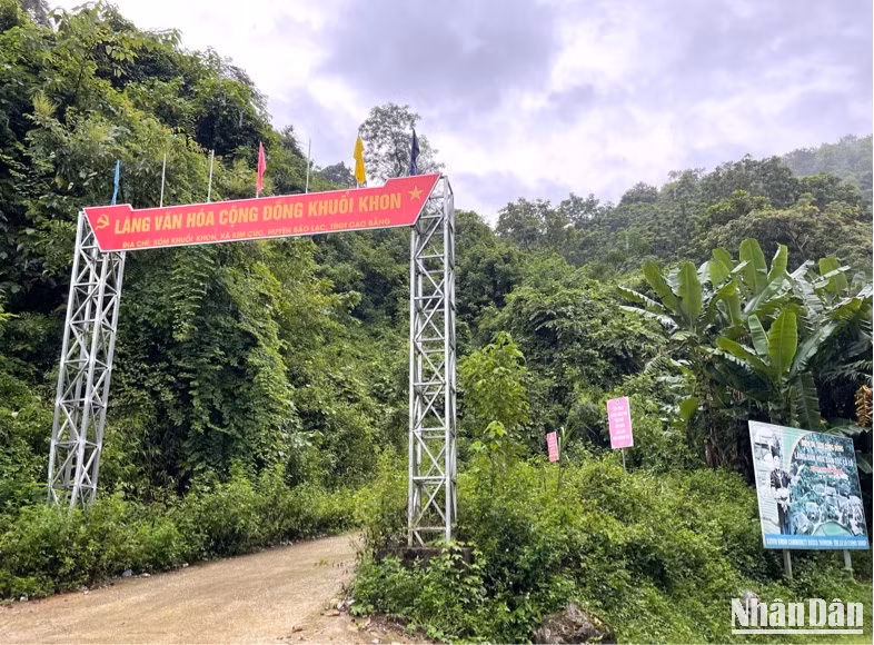 Lối vào bản Khuổi Khon. Lối vào bản Khuổi Khon.