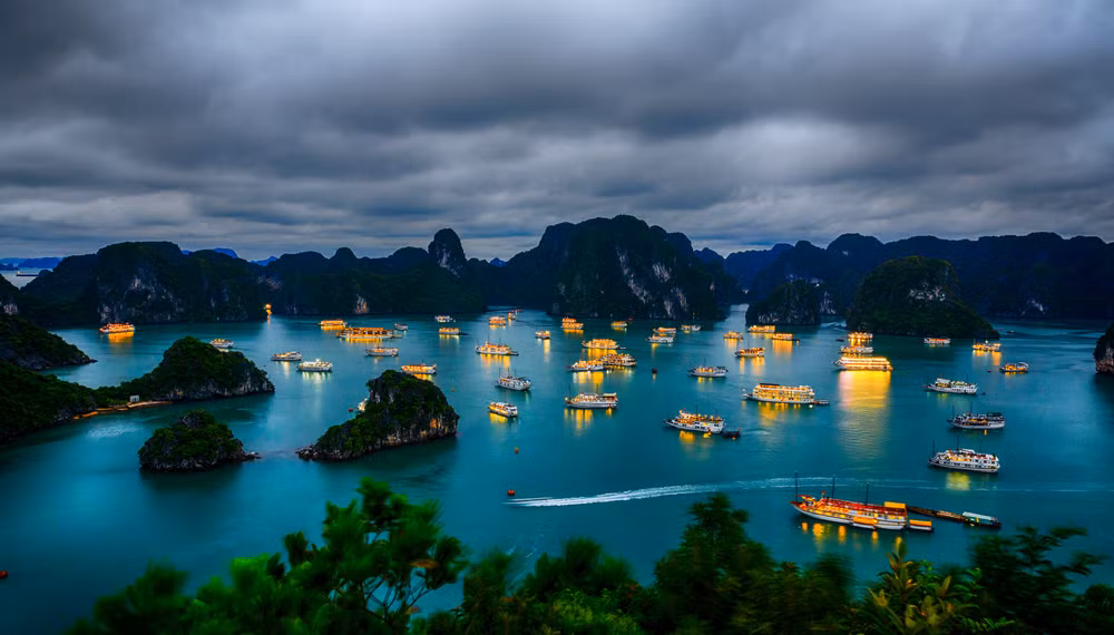 Ảnh Vịnh Hạ Long trưng bày tại triển lãm.