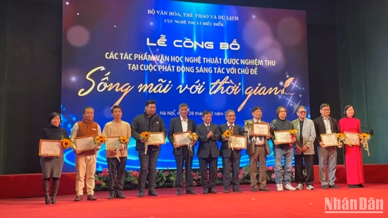 Các tác giả có tác phẩm văn học được nghiệm thu.