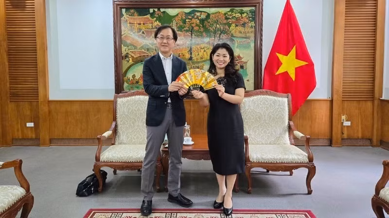 Cục trưởng Cục Hợp tác quốc tế Nguyễn Phương Hòa tiếp ông Wakisaka Michihiro, Giám đốc chiến lược toàn cầu của chính quyền tỉnh Kanagawa (Nhật Bản). 