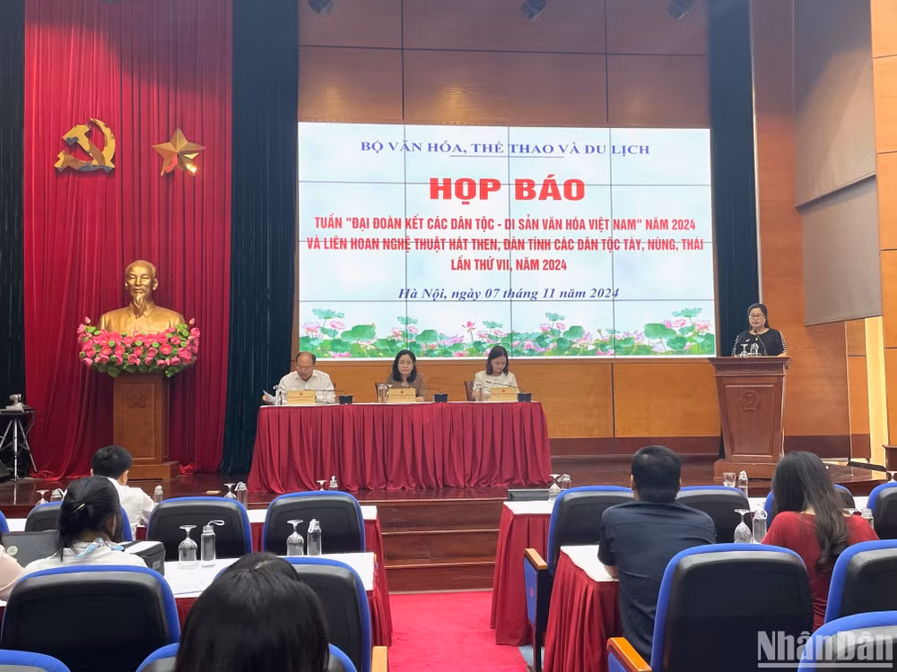 Quang cảnh họp báo. 