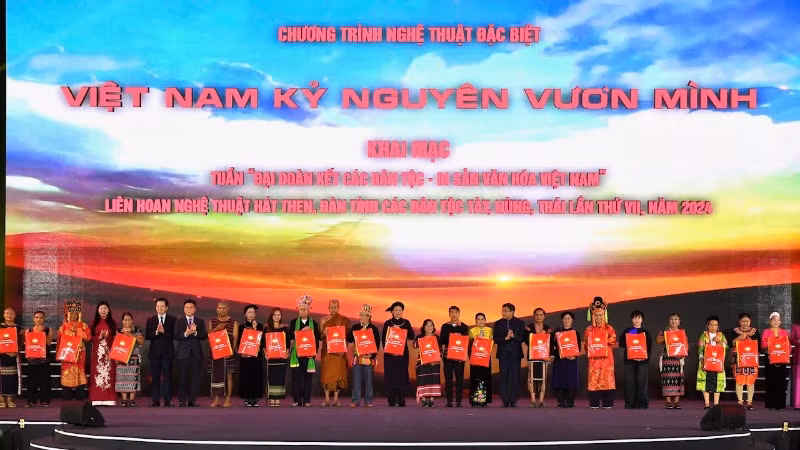 Lãnh đạo Đảng, Nhà nước tặng quà cho đại diện đồng bào các dân tộc. (Ảnh: Thanh Hà)