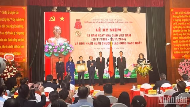 Lễ đón nhận Huân chương Lao động hạng Nhất. 