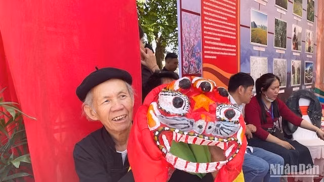 Nghệ nhân Hoàng Choóng giới thiệu mặt nạ sư tử mèo.