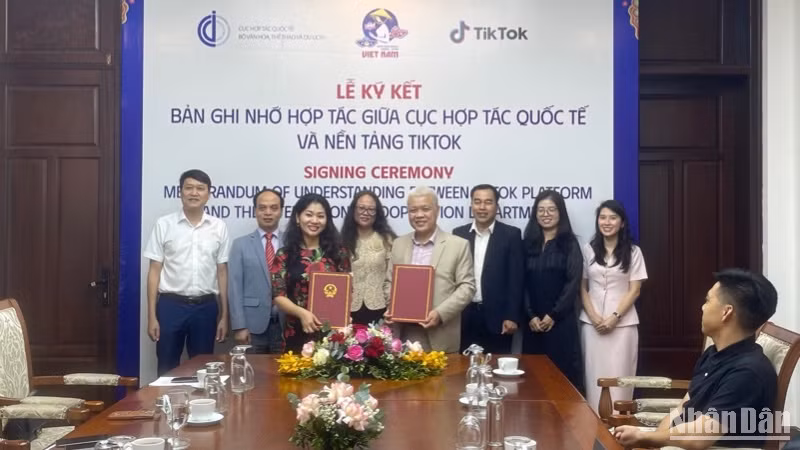 Quang cảnh lễ ký kết. 