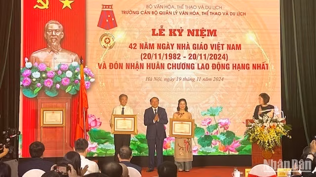 Hai cán bộ nhận Bằng khen của Thủ tướng Chính phủ. Hai cán bộ nhận Bằng khen của Thủ tướng Chính phủ.