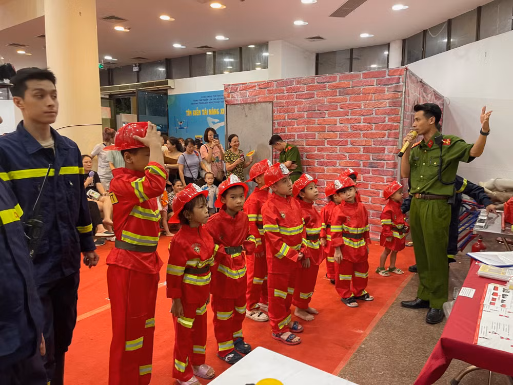 Các em thiếu nhi cũng được tìm hiểu kiến thức về an toàn phòng cháy, chữa cháy. Các em thiếu nhi cũng được tìm hiểu kiến thức về an toàn phòng cháy, chữa cháy.