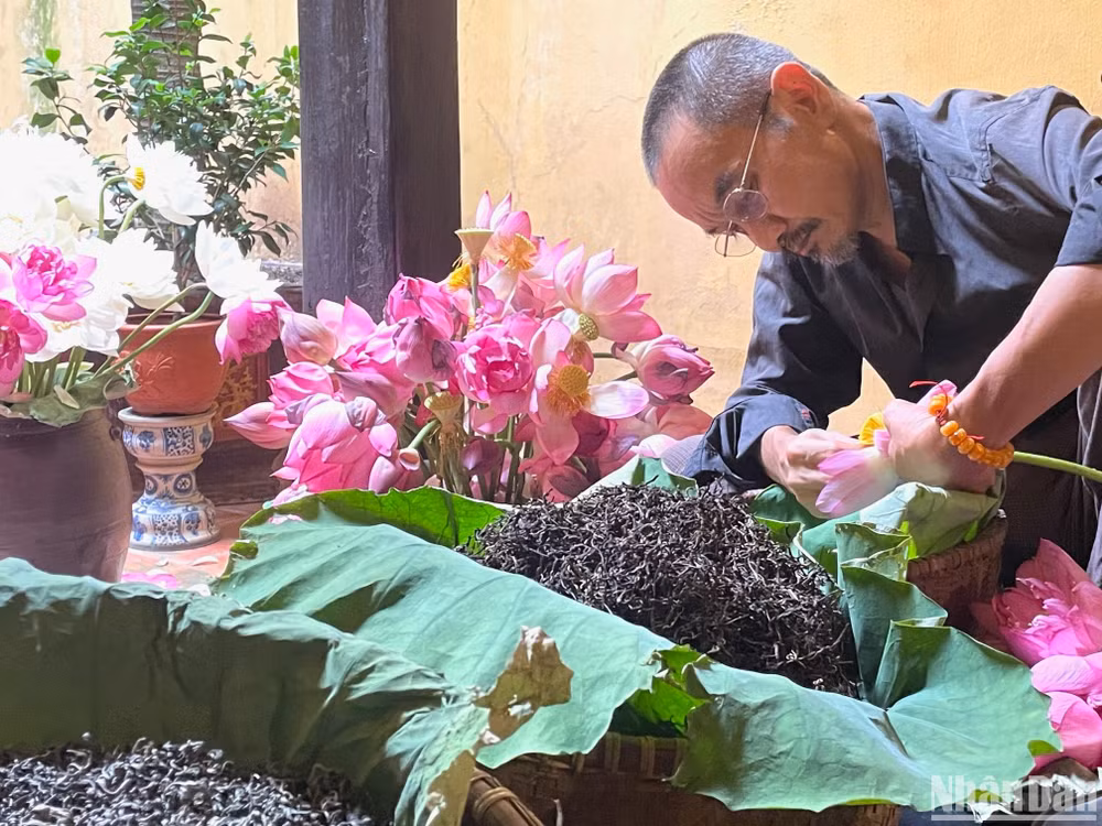 Nghệ nhân Đàm Quang Minh giới thiệu về kỹ thuật ướp trà sen.