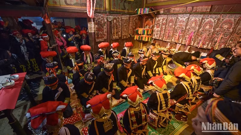 Gìn giữ tính thiêng của di sản. (Ảnh: VŨ LINH)