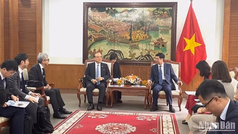 Thứ trưởng Văn hóa, Thể thao và Du lịch Hồ An Phong trao đổi về thúc đẩy hợp tác du lịch với Nhật Bản.
