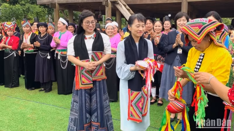 Đại diện nhóm đồng bào dân tộc Thái trân trọng tặng hai phu nhân quà lưu niệm. Đại diện nhóm đồng bào dân tộc Thái trân trọng tặng hai phu nhân quà lưu niệm.