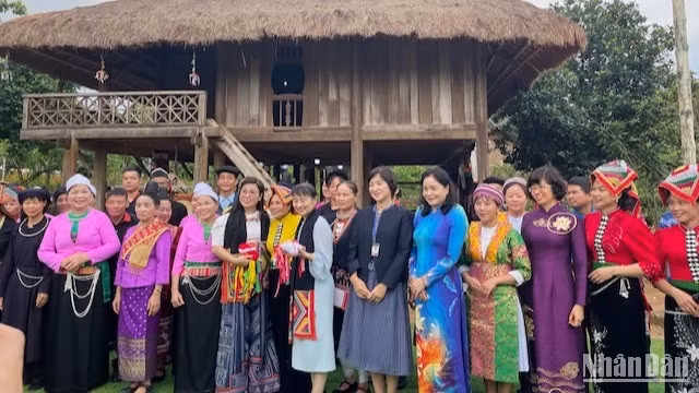 Hai phu nhân tham quan làng dân tộc Thái. Hai phu nhân tham quan làng dân tộc Thái.