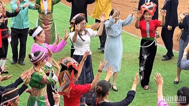 Hai phu nhân cùng hòa mình trong vòng xòe đoàn kết. Hai phu nhân cùng hòa mình trong vòng xòe đoàn kết.