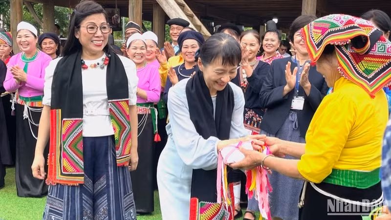 Khăn piêu và quả còn của người Thái được trao tặng trong hoạt động giao lưu Việt Nam-Nhật Bản. 