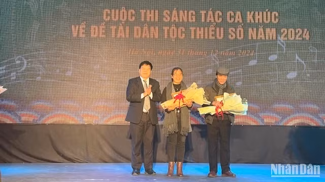 Phó Vụ trưởng Vụ Tuyên truyền, Ủy ban Dân tộc Đinh Xuân Thắng trao giải Ba cho các tác giả.