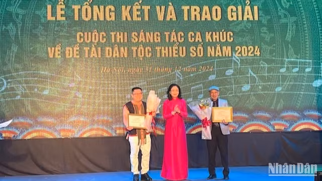 Thứ trưởng Văn hóa, Thể thao và Du lịch Trịnh Thị Thủy trao tặng giải Nhất cho các tác giả.