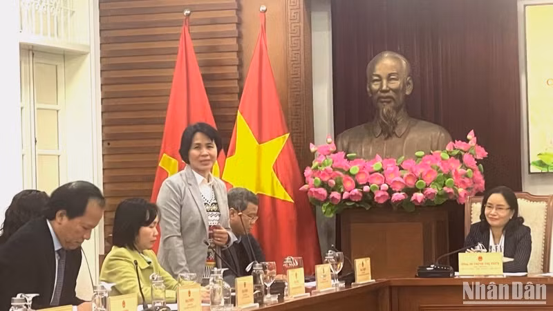Phó Cục trưởng Cục Thể dục Thể thao Lê Thị Hoàng Yến chia sẻ thông tin với báo chí.