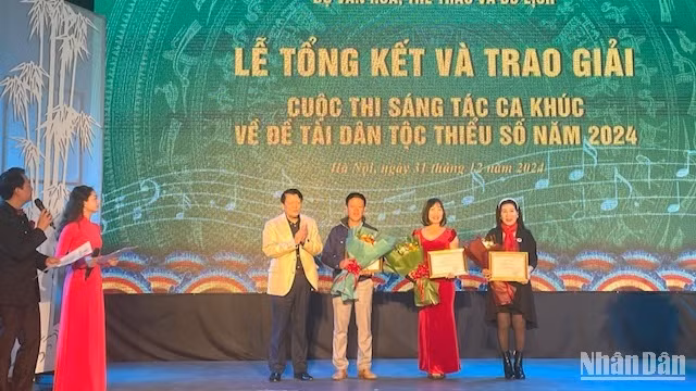Chủ tịch Hội Âm nhạc Hà Nội Nguyễn Quang Vinh trao tặng các tác giả đạt giải mở rộng.