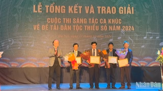 Phó Chủ tịch Hội Nhạc sĩ Việt Nam Phạm Ngọc Khôi trao giải Khuyến khích cho các tác giả.