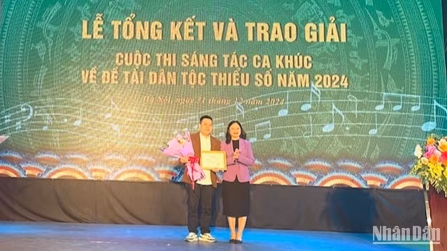 Vụ trưởng Vụ Văn hóa dân tộc Nguyễn Thị Hải Nhung trao giải Nhì cho tác giả.