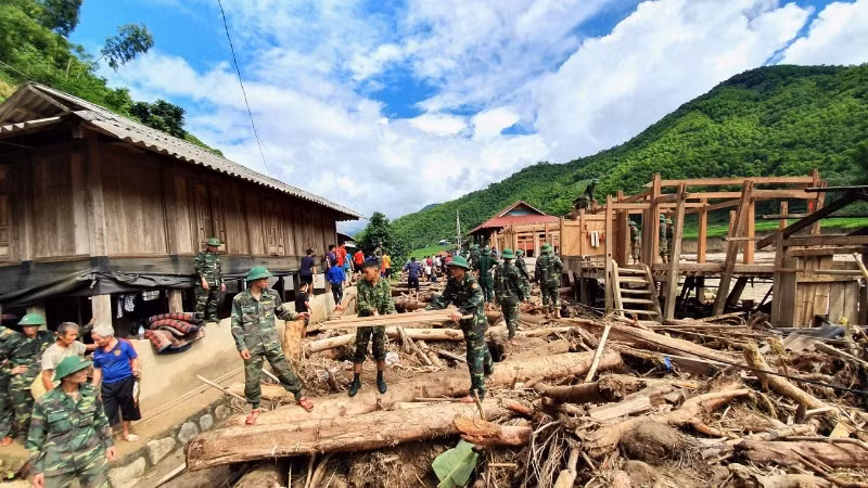 Bộ đội giúp dân khắc phục hậu quả thiên tai. (Ảnh: Ban tổ chức) Bộ đội giúp dân khắc phục hậu quả thiên tai. (Ảnh: Ban tổ chức)